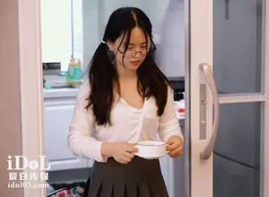 Bé xinh về quê ăn tết bị bố dượng phang vì càng lớn càng ngon