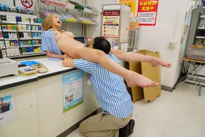 Anh tiền bối tống tình tí tẹo ngổ ngáo của chủ cửa hàng tiện lợi