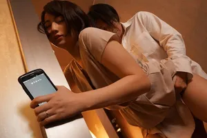 Bà xã đi họp lớp rồi địt với nyc mặc cho gã chồng ở nhà chờ