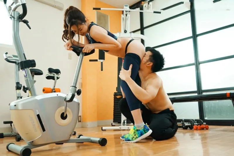 Xin gã chồng đi tập gym, bà xã địt trộm với anh pt